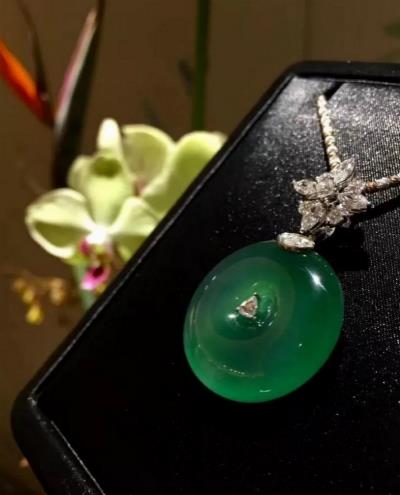 一瓶84消毒液當場揭露真假翡翠后，嚇得老板牙套落地！[漓峰]